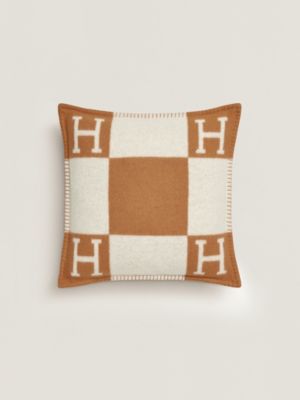 【期間限定お値下げ】HERMES 刺繍 クッション 麻　30cm x 30cm クッション - ホームテキスタイル：プレード、クッション、カシミヤ
